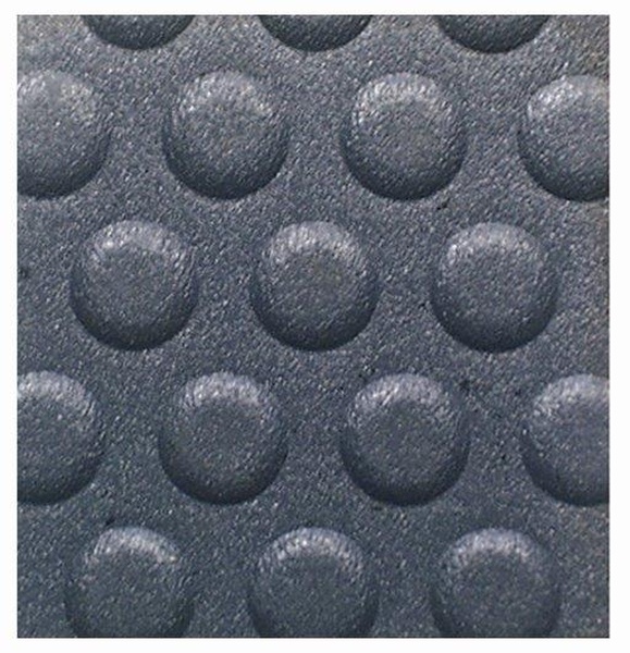 Studded underlay sheets and underfloor heating A studded mat for underfloor heating for piglets provides excellent grip