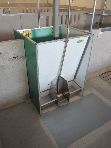 Drowaco feed trough for fattening pigs, built-in