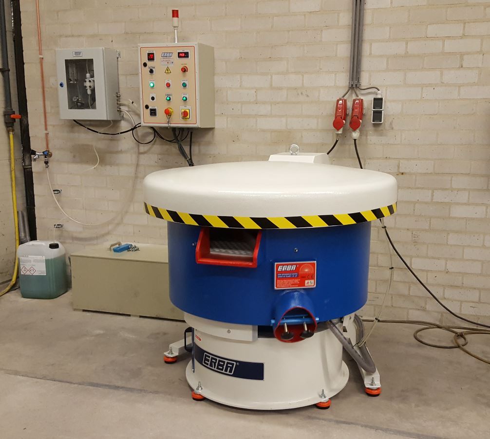 Deburring stainless steel using a deburring drum