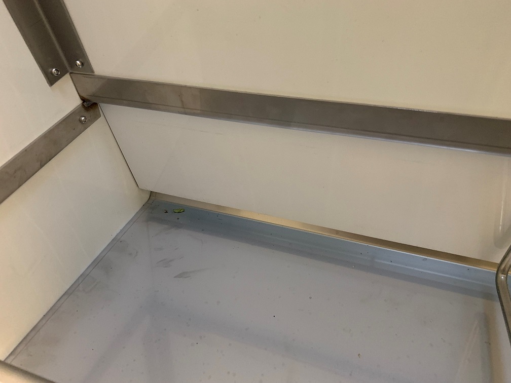 Sliding dry food bowl